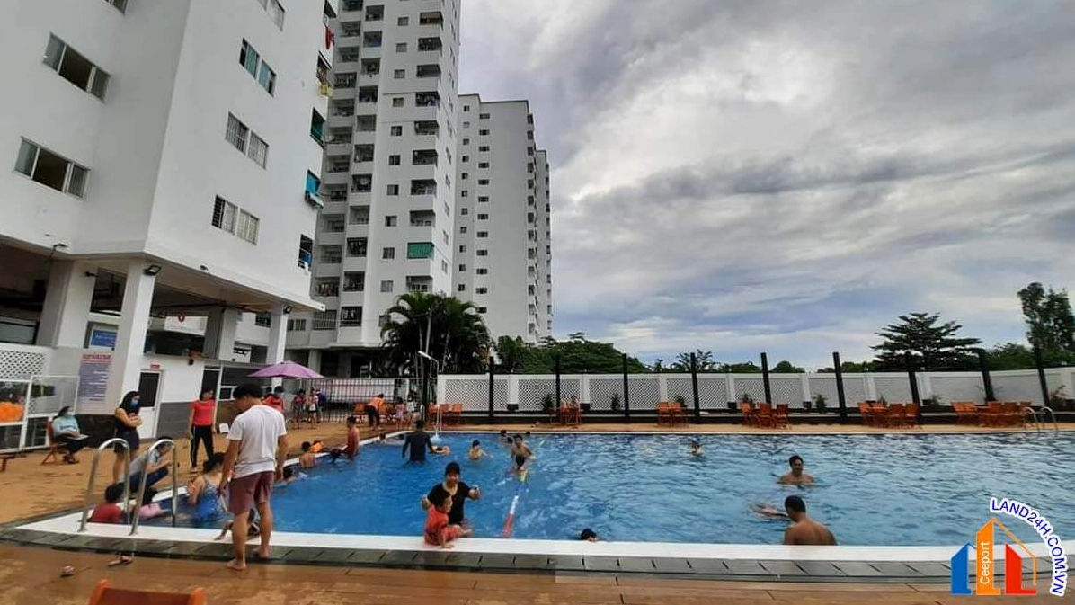 Hồ bơi hiện đại tại chung cư Lê Thành Tân Tạo